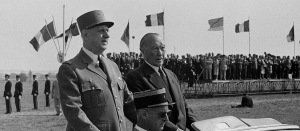C de Gaulle en uniforme. Drapeaux français et allemands.